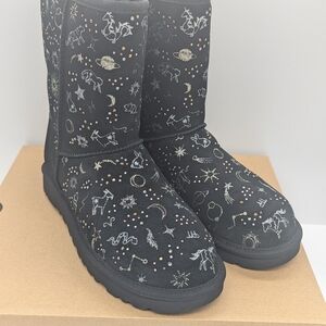 UGGW/1112517W CLASSIC ZODIAC SHORT8BLK SIZE 8.0